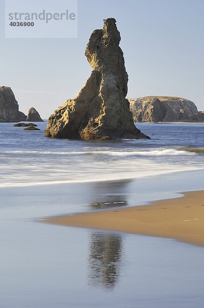 Haystack Rock  Heuhaufen-Fels  und Küstenlinie entlang der Oregon Coast  Pazifischer Ozean  Oregon  USA