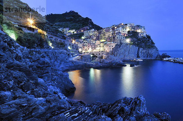 Das Dorf Manarola am Abend  an der Steilküste  Ligurien  Cinque Terre  Italien  Europa