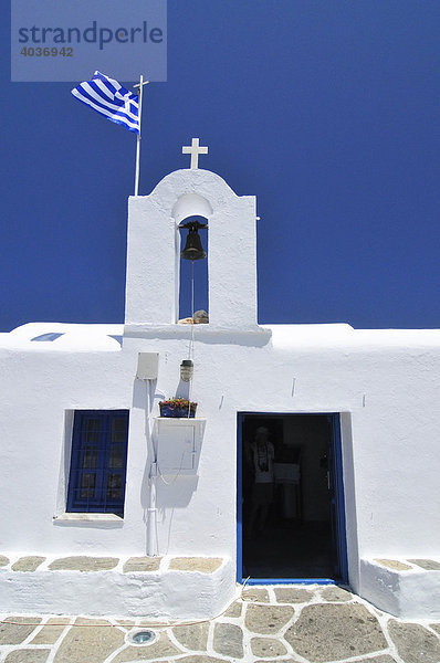 Griechisch orthodoxe Kirche mit griechischer Fahne  Naoussa  Paros  Kykladen  Griechenland  Europa