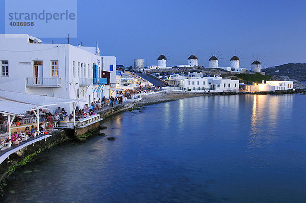 Restaurants mit Touristen in Little Venice und Windmühlen  Abendstimmung  Mykonos  Kykladen  Griechenland  Europa