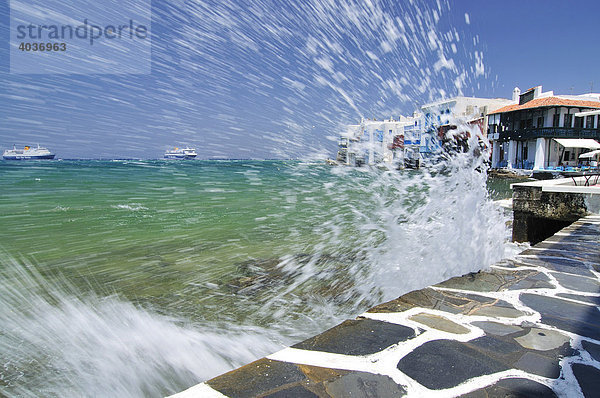 Hafenpromenade mit spritzender Welle von Little Venice  Mykonos  Kykladen  Griechenland  Europa