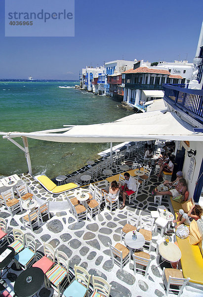 Hafenpromenade mit Bar von Little Venice  mosaikartiger Steinboden  Mykonos  Kykladen  Griechenland  Europa