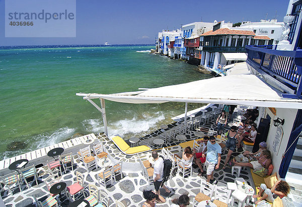 Hafenpromenade mit Bar von Little Venice  mosaikartiger Steinboden  Mykonos  Kykladen  Griechenland  Europa