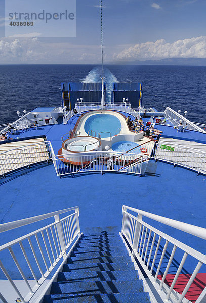 Sonnendeck mit Swimming Pool auf der Autofähre von Italien nach Griechenland  Minoan Lines  Mittelmeer  Europa