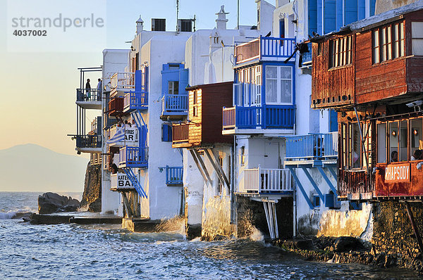 Häuserfront am Meer  farbige Holzbalkone Little Venice  Mykonos  Kykladen  Griechenland  Europa