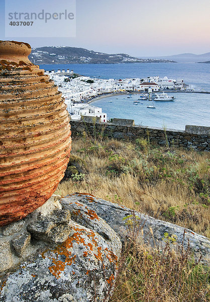 Antike Tonvase  hinten alter Hafen von Mykonos  Kykladen  Griechenland  Europa