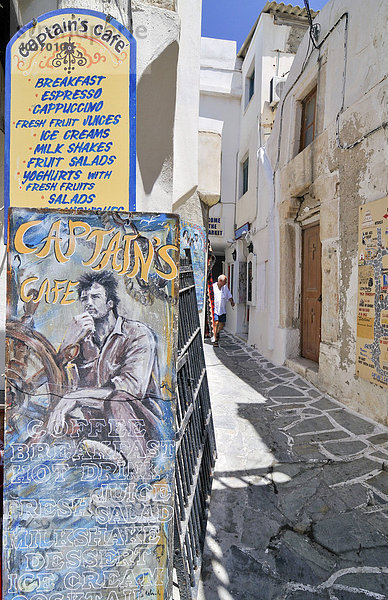 Enge Gasse und Werbeschilder in der Altstadt von Naxos  Kykladen  Griechenland  Europa
