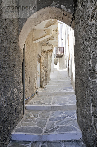 Durchgang in der Altstadt von Naxos  Kykladen  Griechenland  Europa