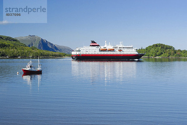 Schiff Kong Harald der Hurtigrute  Norwegen  Skandinavien  Europa