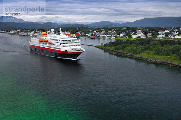 Schiff MS Nordnorge der Hurtigrute bei Bronoysund  Norwegen  Skandinavien  Europa