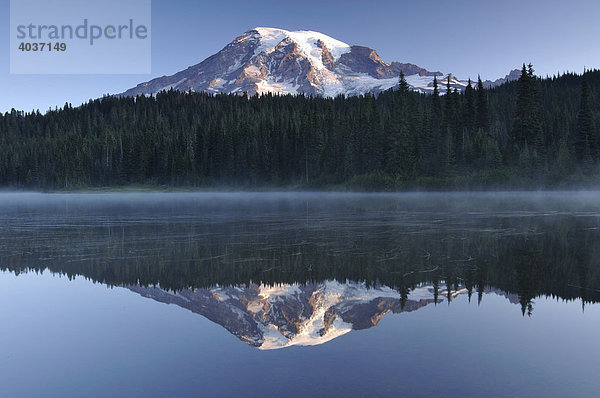 Mt. Rainier spiegelt sich in einem See  Mount Rainier Nationalpark  Washington  USA  Nordamerika