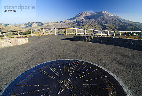 Aussichtsplattform mit Orientierungstafel aus Bronze  Mt. Saint Helens Vulkan  National Monument  Washington  USA