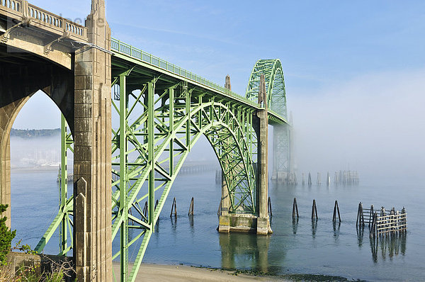Yaquina Bay Bridge  alte Stahlbrücke  Sehenswürdigkeit  Newport  Lincoln County  Oregon coast USA