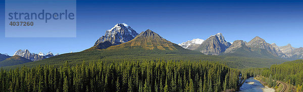 Eisenbahnstrecke in den Rocky Mountains  Bergkette mit Wald im Banff Nationalpark  Kanada Nordamerika