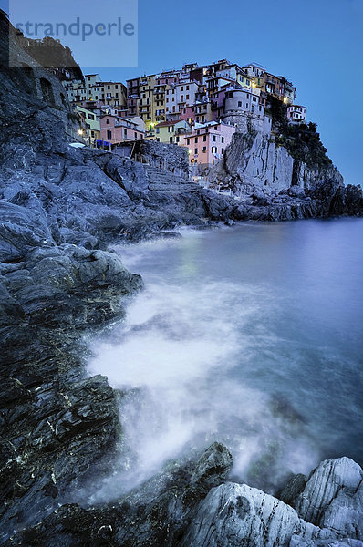 Meeresbrandung vor dem Dorf Manarola im Abendlicht an der Steilküste  Ligurien  Cinque Terre  Italien  Europa