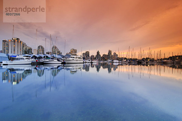 Yachthafen und Skyline vor Coral Harbour Vancouver  British Columbia  Kanada  Nordamerika