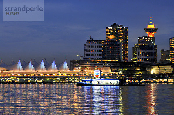Skyline vor Coral Harbour  mit Convention Center  im letzten Abendlicht  Vancouver  British Columbia  Kanada  Nordamerika