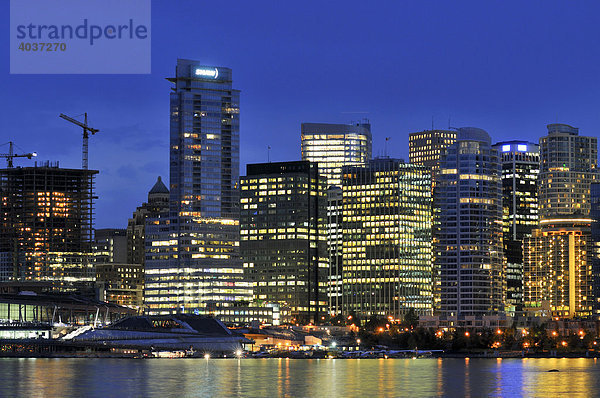 Skyline vor Coral Harbour  im letzten Abendlicht  Vancouver  British Columbia  Kanada  Nordamerika