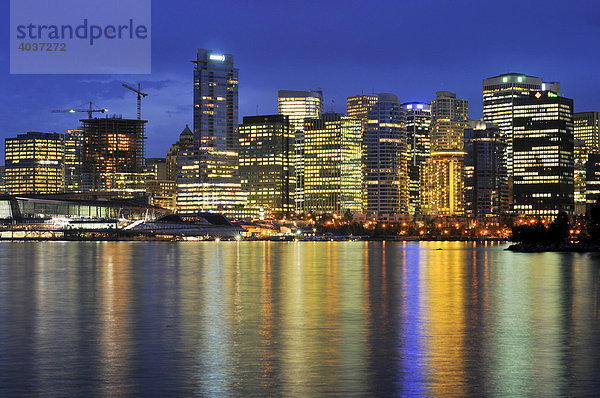 Skyline vor Coral Harbour  im letzten Abendlicht  Vancouver  British Columbia  Kanada  Nordamerika