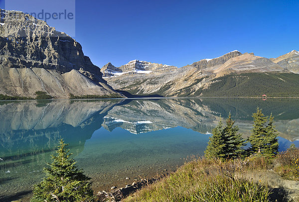 Spiegelung der Rocky Mountains im Bow Lake  Banff Nationalpark  Alberta  Kanada  Nordamerika