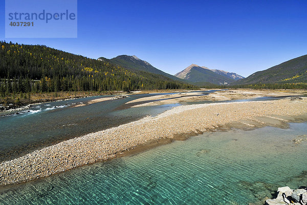 Flusslandschaft in den Rocky Mountains  Banff Nationalpark  Allberta  Kanada  Nordamerika