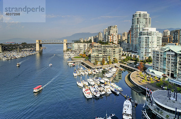 False Creek und Skyline von Vancouver  British Columbia  Kanada  Nordamerika