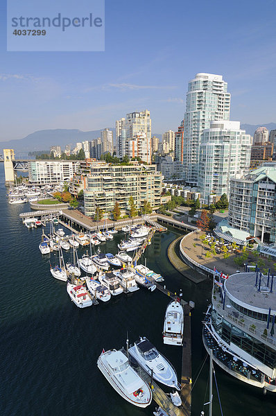 Boote am False Creek und Skyline von Vancouver  British Columbia  Kanada  Nordamerika
