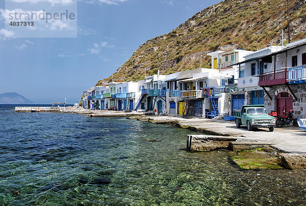Bunte Häuser  kleines Fischerdorf Klima auf der Insel Milos  Kykladen  Griechenland  Europa