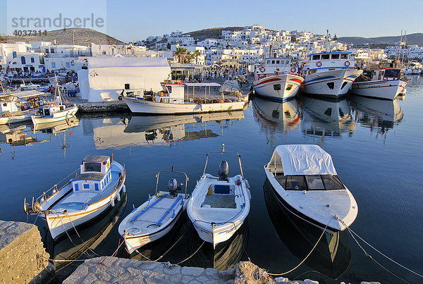 Fischerboote im Hafen von Naoussa  Paros  Kykladen  Griechenland  Europa