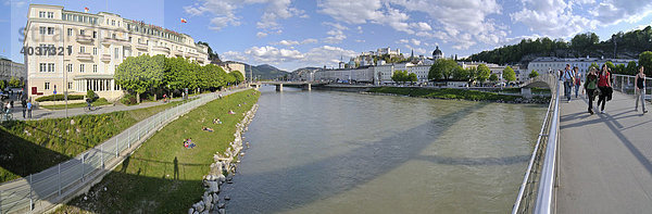 Blick über den Fluss Salzach und Hotel Sacher  Altstadt Salzburg mit der Festung Hohensalzburg  Österreich  Europa