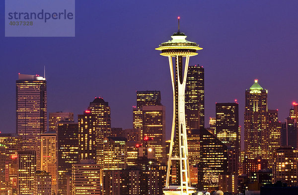 Skyline von Seattle Down Town mit Space Needle  Wahrzeichen  Nachtaufnahme  Bundesstaat Washington  USA  Nordamerika