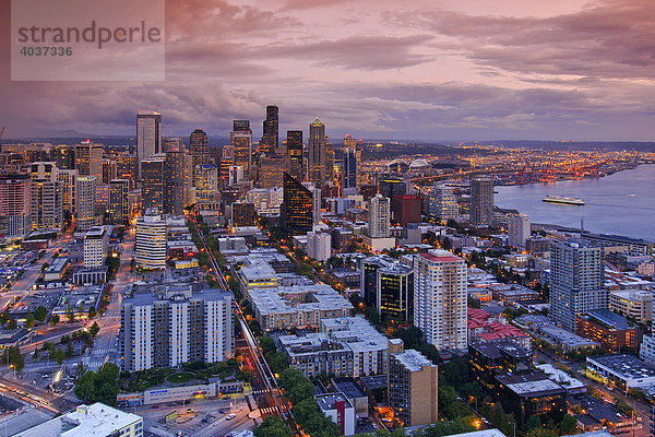 Skyline von Seattle Down Town im Abendlicht  Bundesstaat Washington  USA  Nordamerika