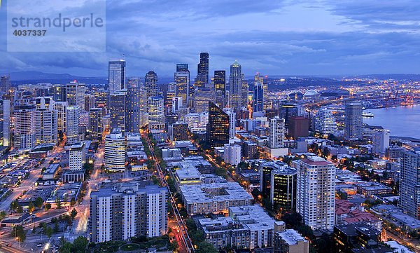 Skyline von Seattle Down Town im Abendlicht  Bundesstaat Washington  USA  Nordamerika