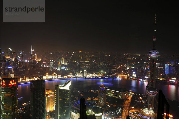 Skyline  Blick von Pudong auf den Bund  Oriental Pearl-Tower  Nachtaufnahme  Shanghai  China  Asien
