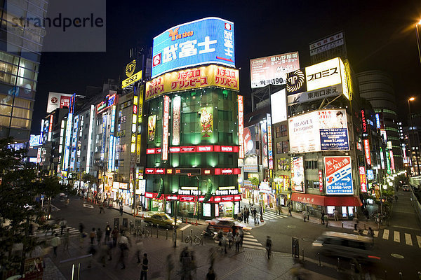 Gebäude mit Leuchtreklamen  Nachtaufnahme  Tokyo  Japan  Asien