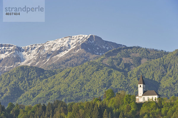 Pfarrkirche heiliger Jakob  dahinter Karawanken  St. Jakob im Rosental  Kärnten  Österreich  Europa