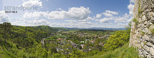 Blick über den Ort Pitten von der Burg aus  Pitten  Niederösterreich  Österreich  Europa