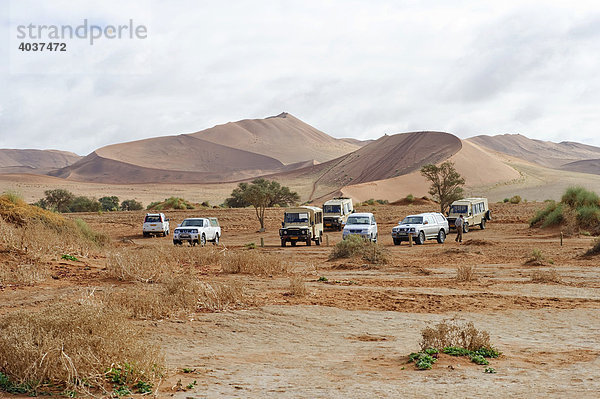 Parkplatz beim Deadvlei in der Namib Wüste  Namibia  Afrika
