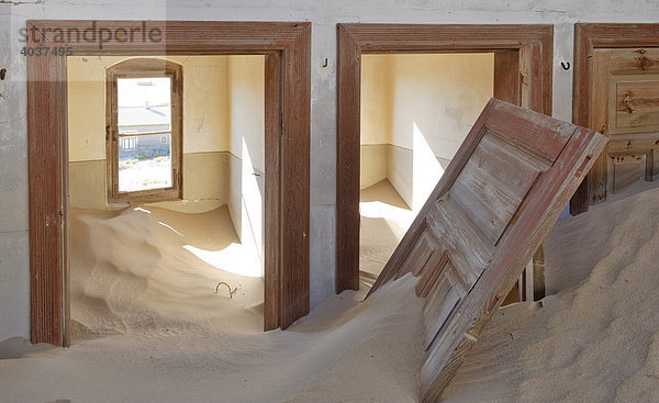 Mit Sand gefüllte Innenräume der Hausruinen in Kolmanskuppe  Namibia  Afrika