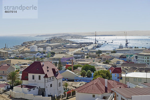Blick von der Felsenkirche in Richtung Hafen von Lüderitz  Namibia  Afrika