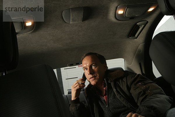 Portrait vom Regisseur und Drehbuchautor Nico Hofmann beim Telefonieren im Auto