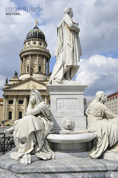 Schiller-Denkmal auf dem Gendarmenmarkt  hinten der französische Dom  Berlin  Deutschland  Europa