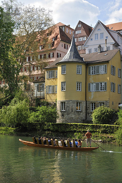 Stocherkahn auf dem Neckar  hinten der Hölderlinturm  Tübingen  Baden-Württemberg  Deutschland  Europa
