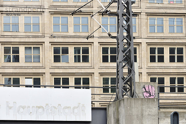 Ausgebleichtes Schild Hauptstadt und Graffiti in Form einer Faust  Berlin  Deutschland  Europa