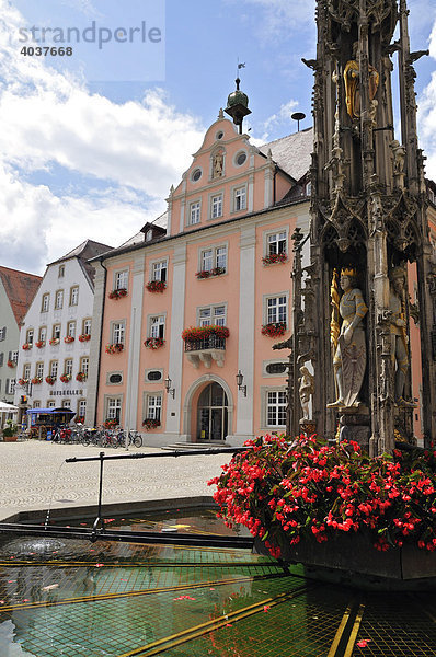 Marktbrunnen am Marktplatz  hinten Rathaus  Rottenburg am Neckar  Baden-Württemberg  Deutschland  Europa