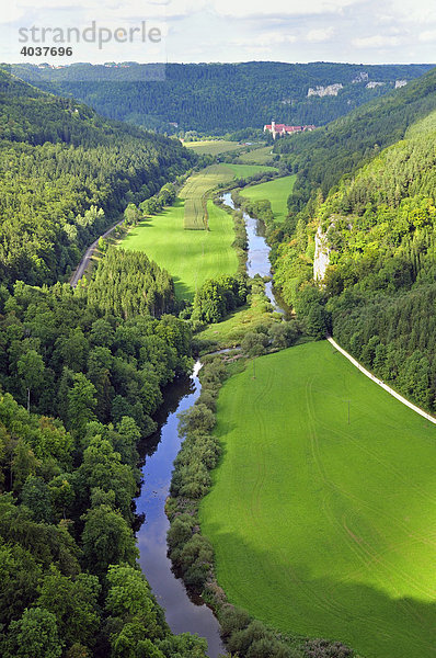 Blick vom Knopfmacherfelsen auf das Donautal Richtung Beuron  Naturpark Obere Donau  Donaubergland  Baden-Württemberg  Deutschland  Europa