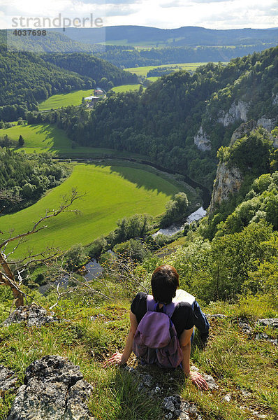 Frau genießt Aussicht  Naturpark Obere Donau  Donaubergland  Baden-Württemberg  Deutschland  Europa