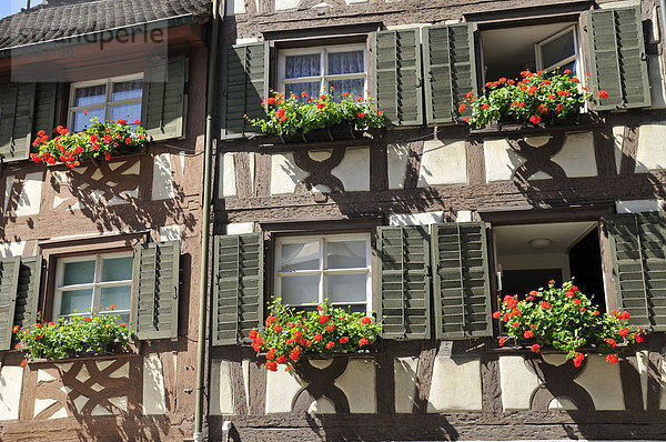 Fassade Fachwerkhaus mit Blumenschmuck  Kirchstraße  Meersburg am Bodensee  Baden-Württemberg  Deutschland  Europa