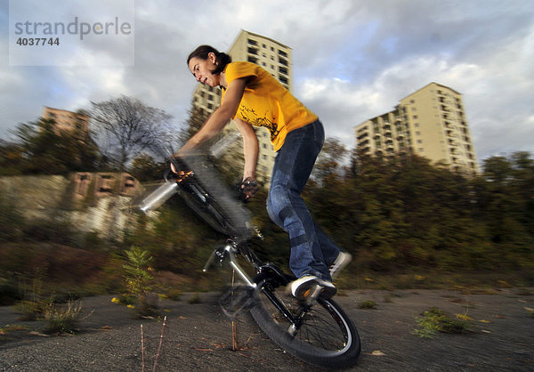 Monika Hinz  BMX Flatland Fahrerin  Trick: Switch-handed Steamroller  Stuttgart  Baden-Württemberg  Deutschland  Europa