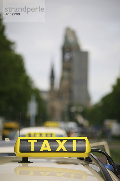 Taxischild auf Taxi am Kurfürstendamm vor Gedächtniskirche  Berlin  Deutschland  Europa